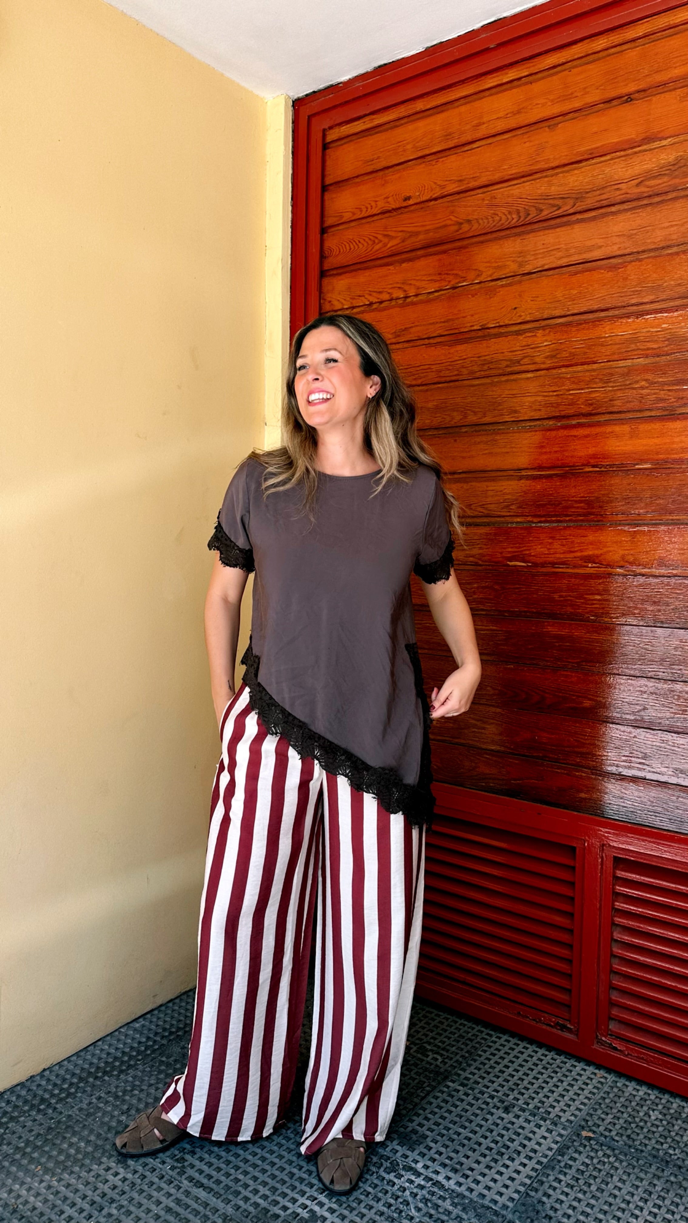 BLUSA ASIMETRICA ENCAJE MANGA CORTA