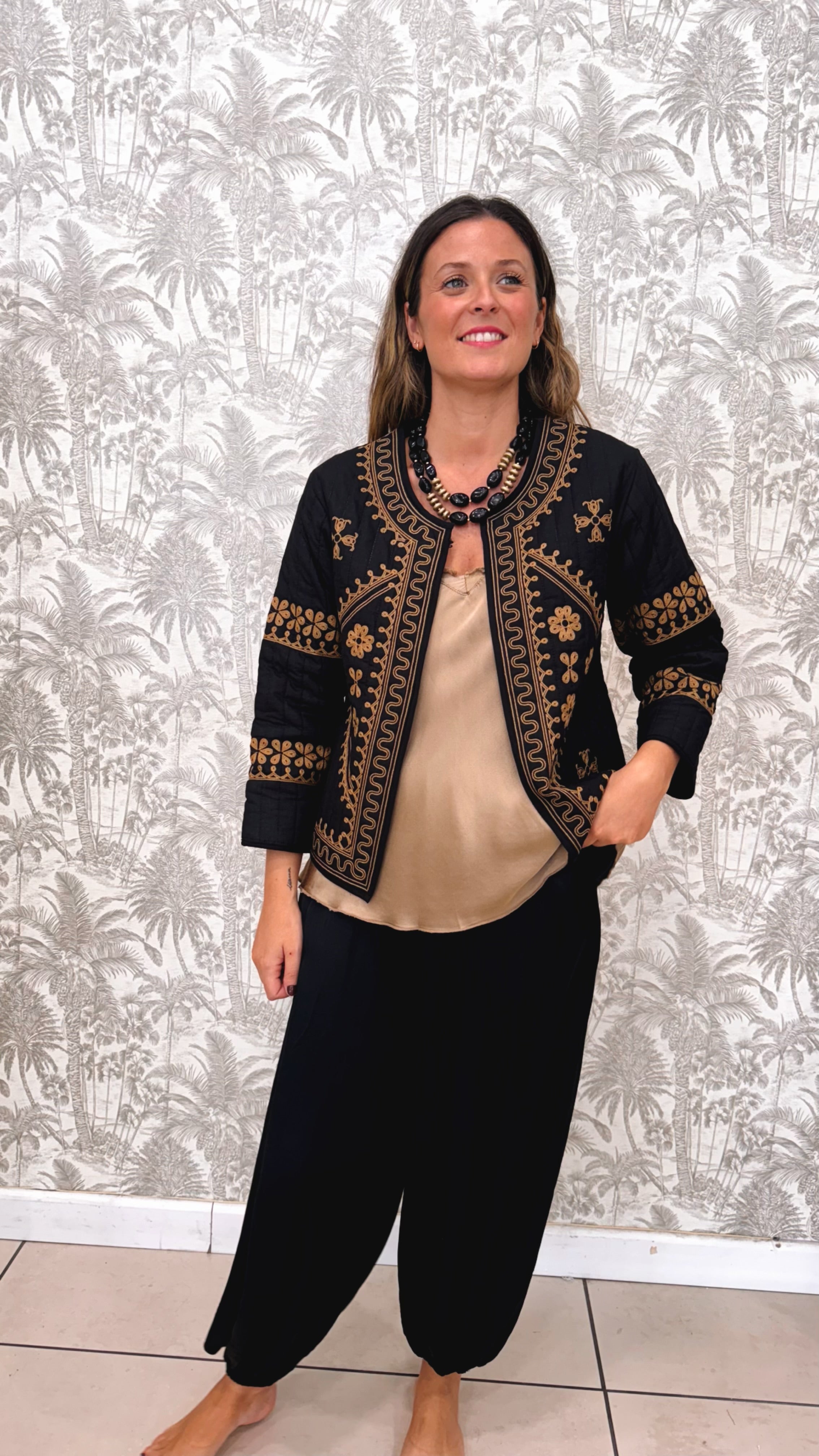 CHAQUETA ACOLCHADA NEGRA BORDADO TOPO