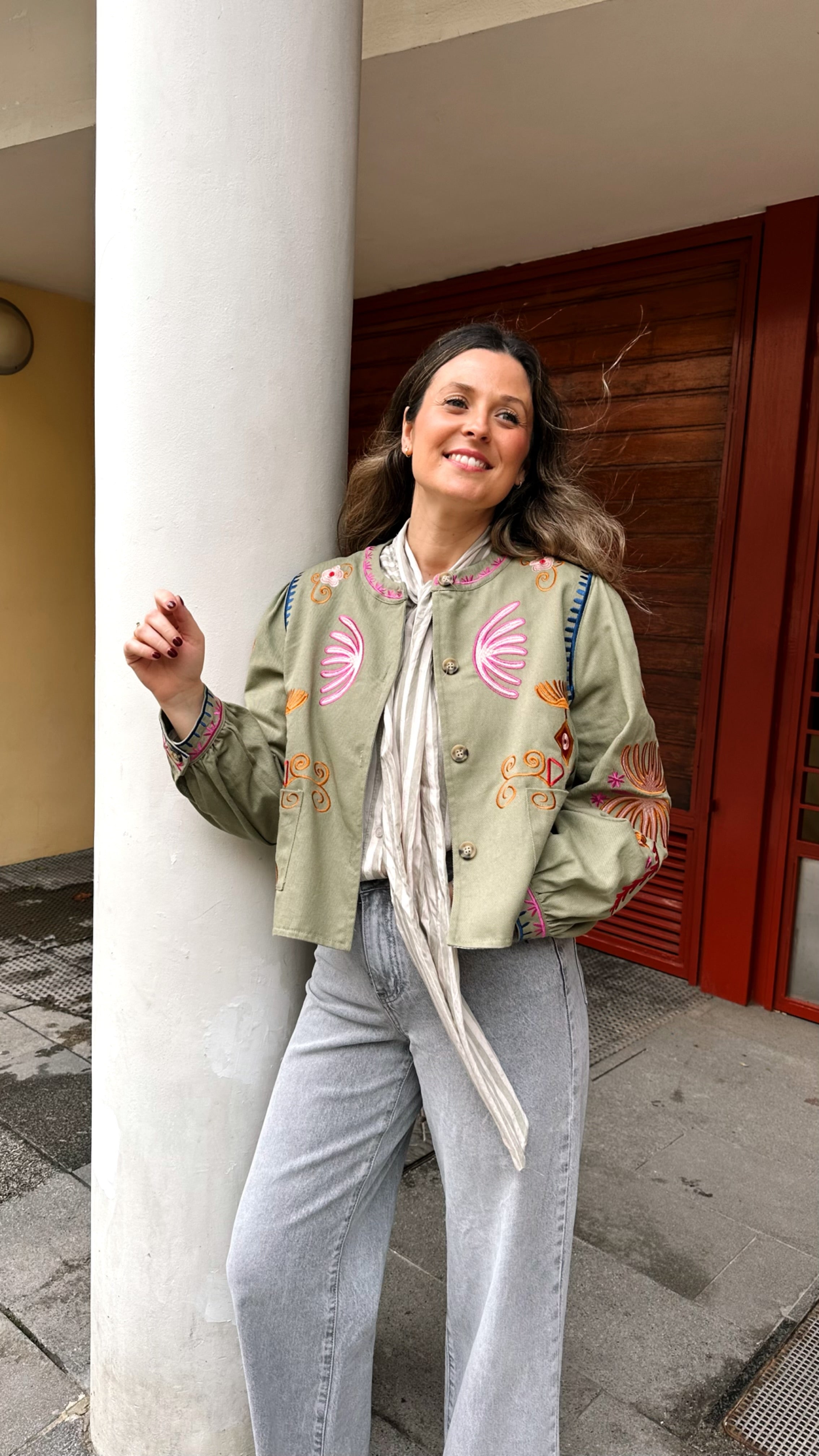 CHAQUETA BORDADA BOLSILLOS