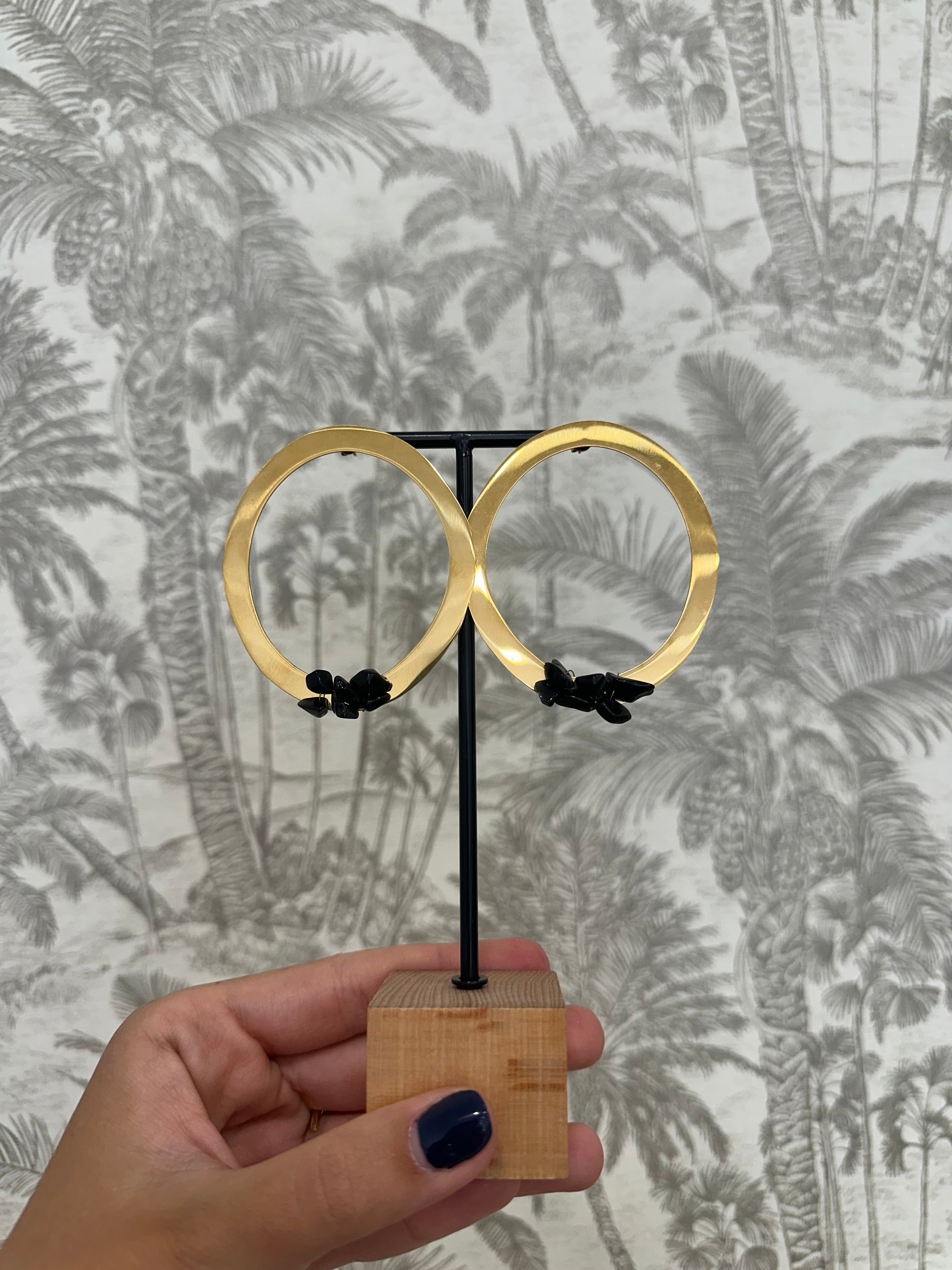 Pendiente aro frontal plano piedras negras