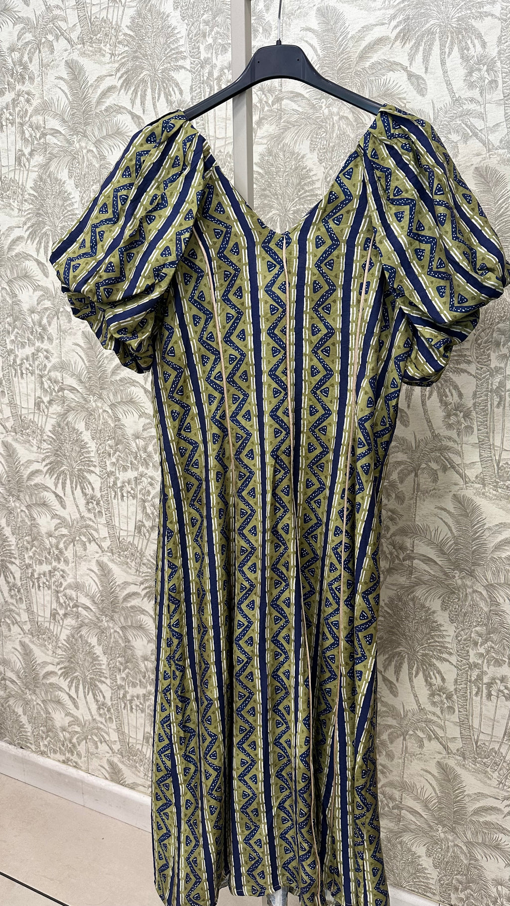 VESTIDO RIBETE ESTAMPADO MANGA CORTA  ABULLONADA