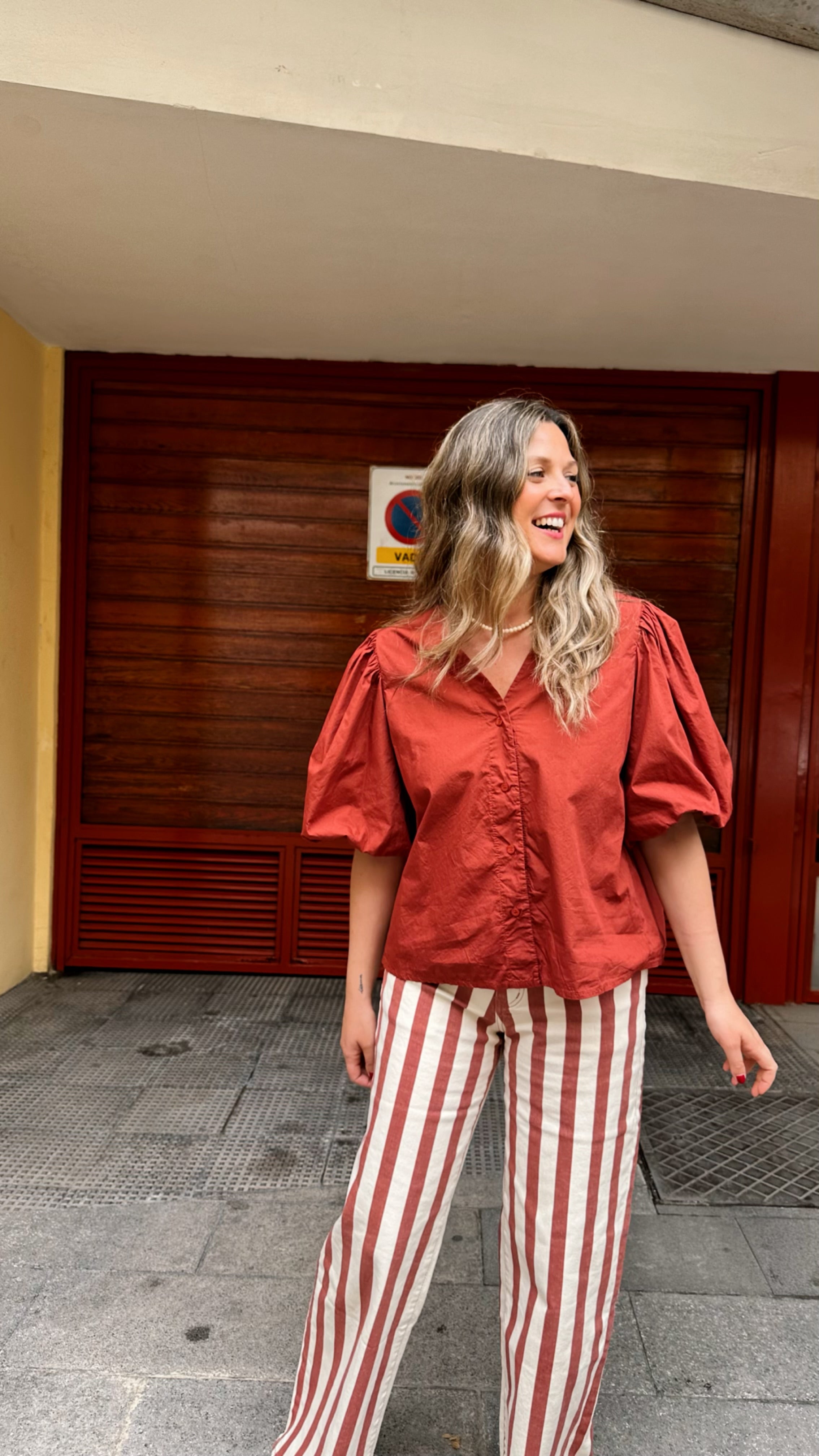 BLUSA PICO MANGA ABULLONADA