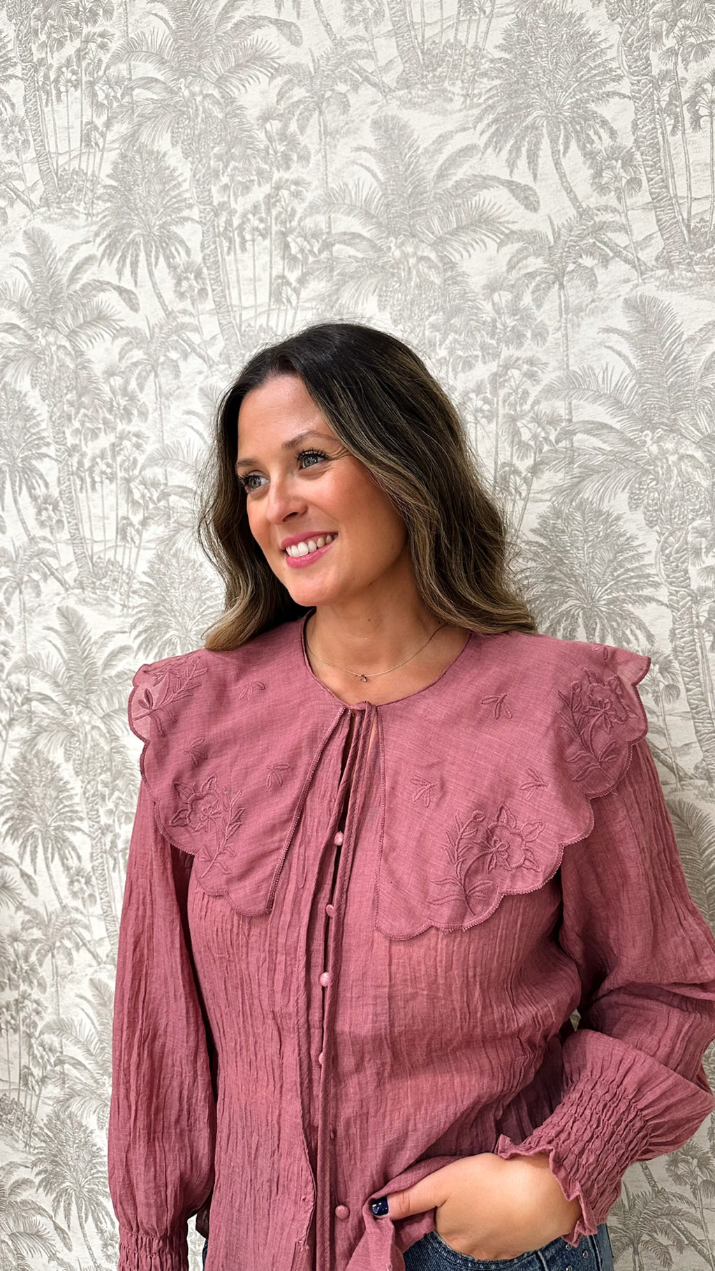 BLUSA CUELLO REDONDO BORDADO FLOR