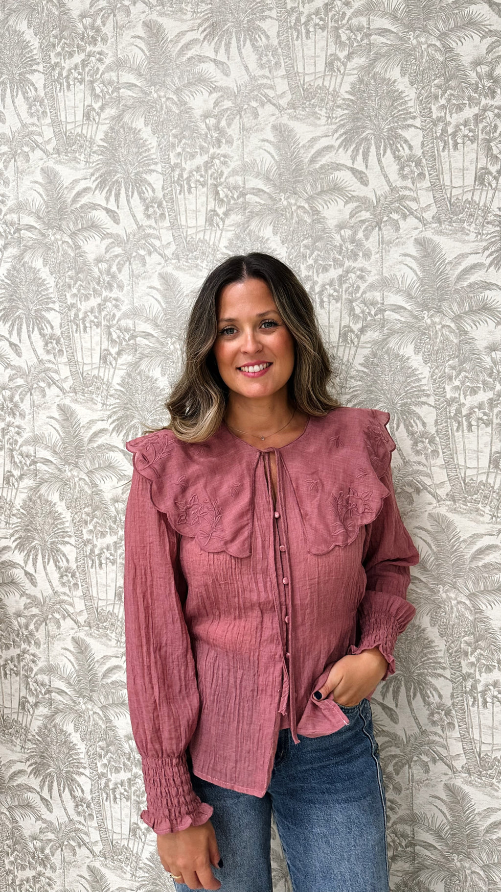 BLUSA CUELLO REDONDO BORDADO FLOR