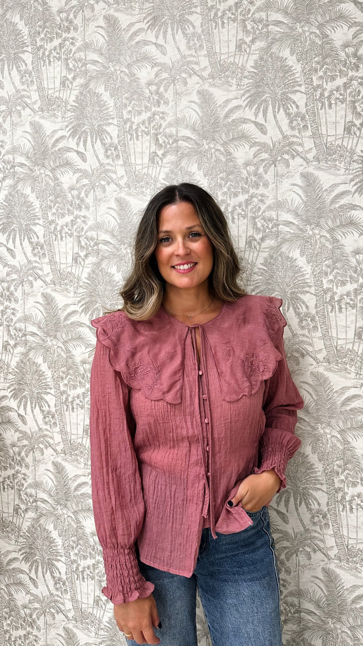 BLUSA CUELLO REDONDO BORDADO FLOR