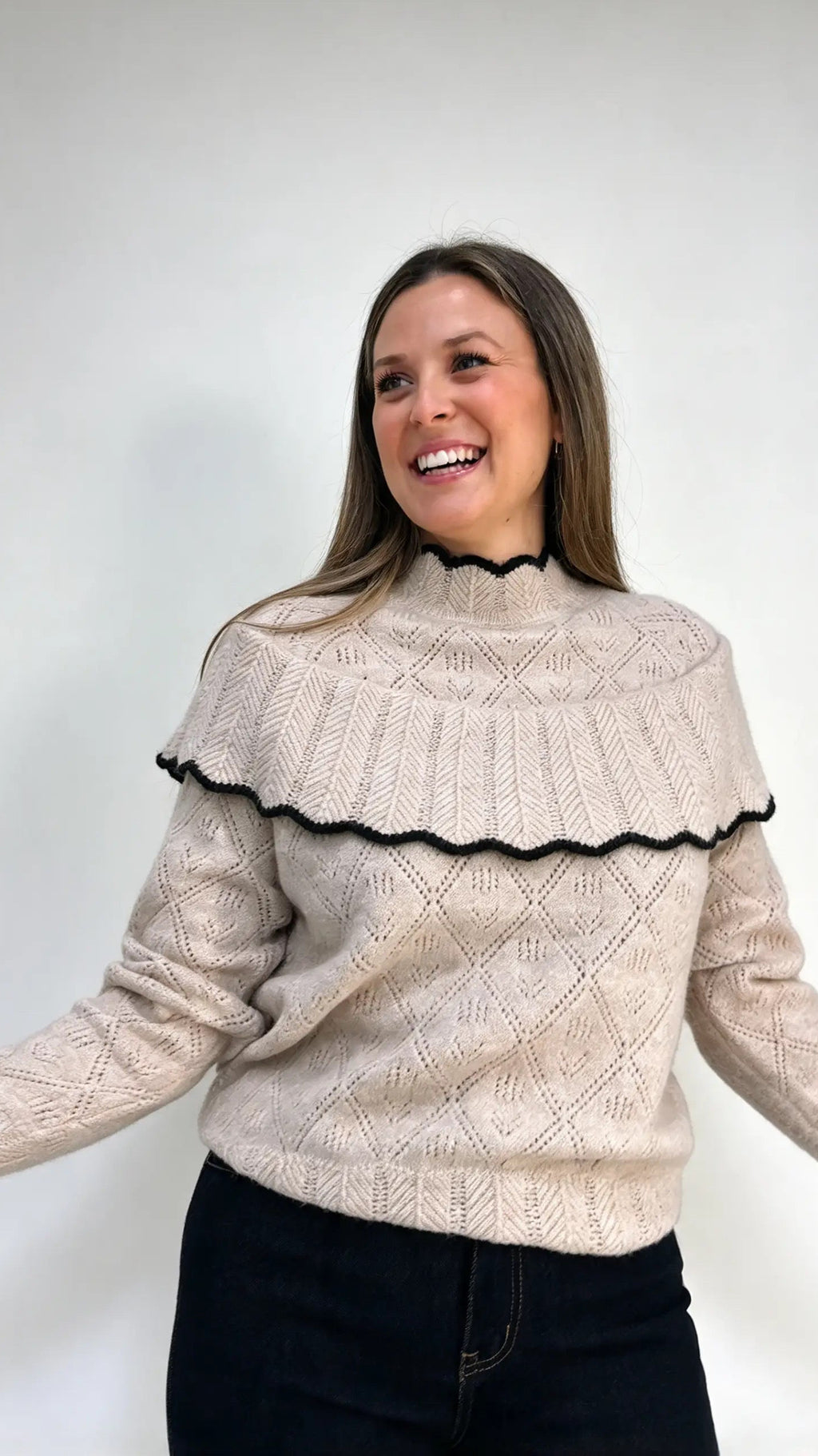 JERSEY PUNTO CALADO BEIGE VOLANTE RIBETE NEGRO