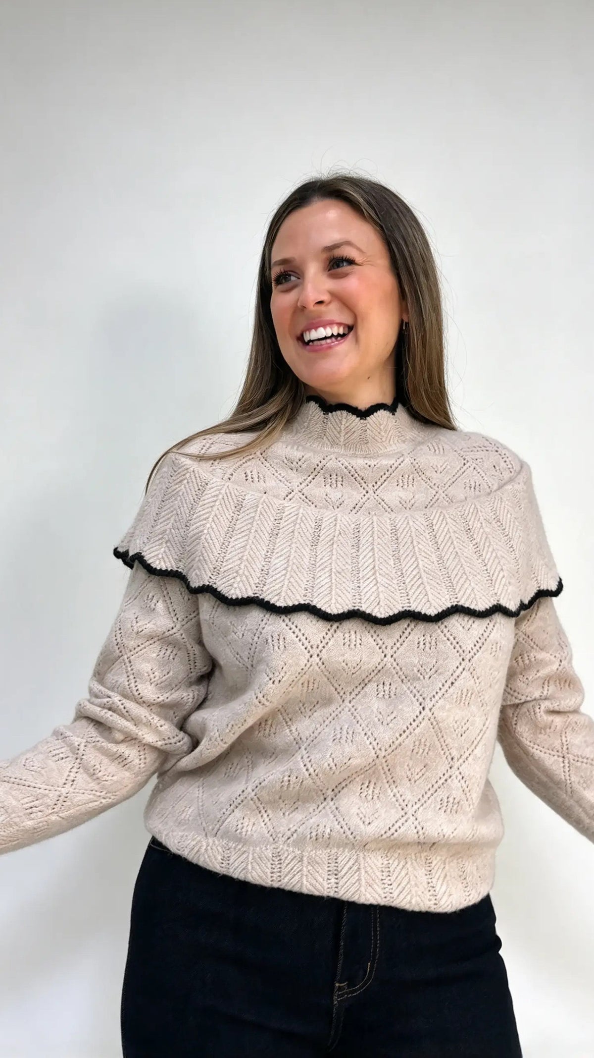 JERSEY PUNTO CALADO BEIGE VOLANTE RIBETE NEGRO