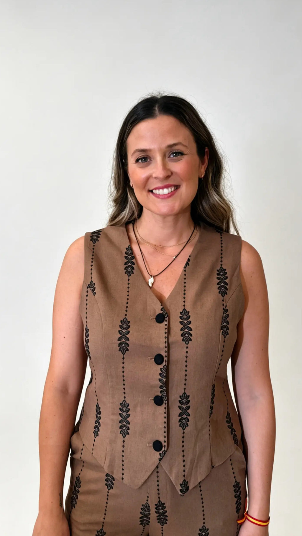 CHALECO A CONJUNTO PANTALÓN BORDADO ESPIGA