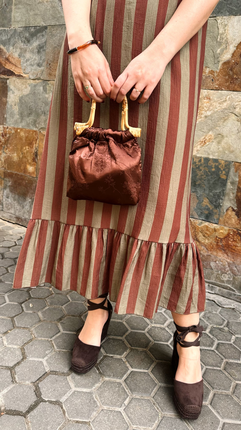 BOLSO TELA BROCADA FLORES ASA BAMBÚ
