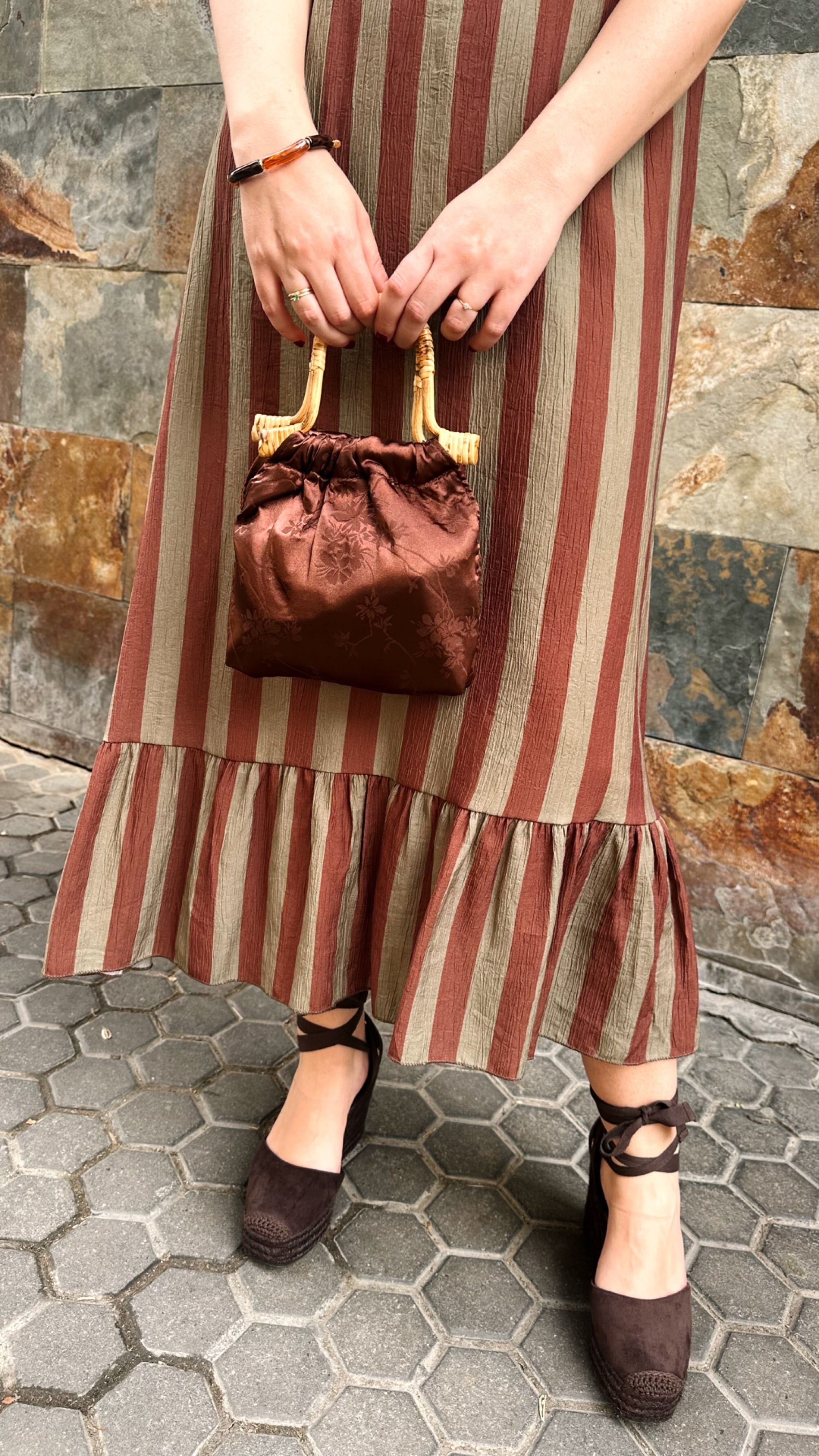 BOLSO TELA BROCADA FLORES ASA BAMBÚ