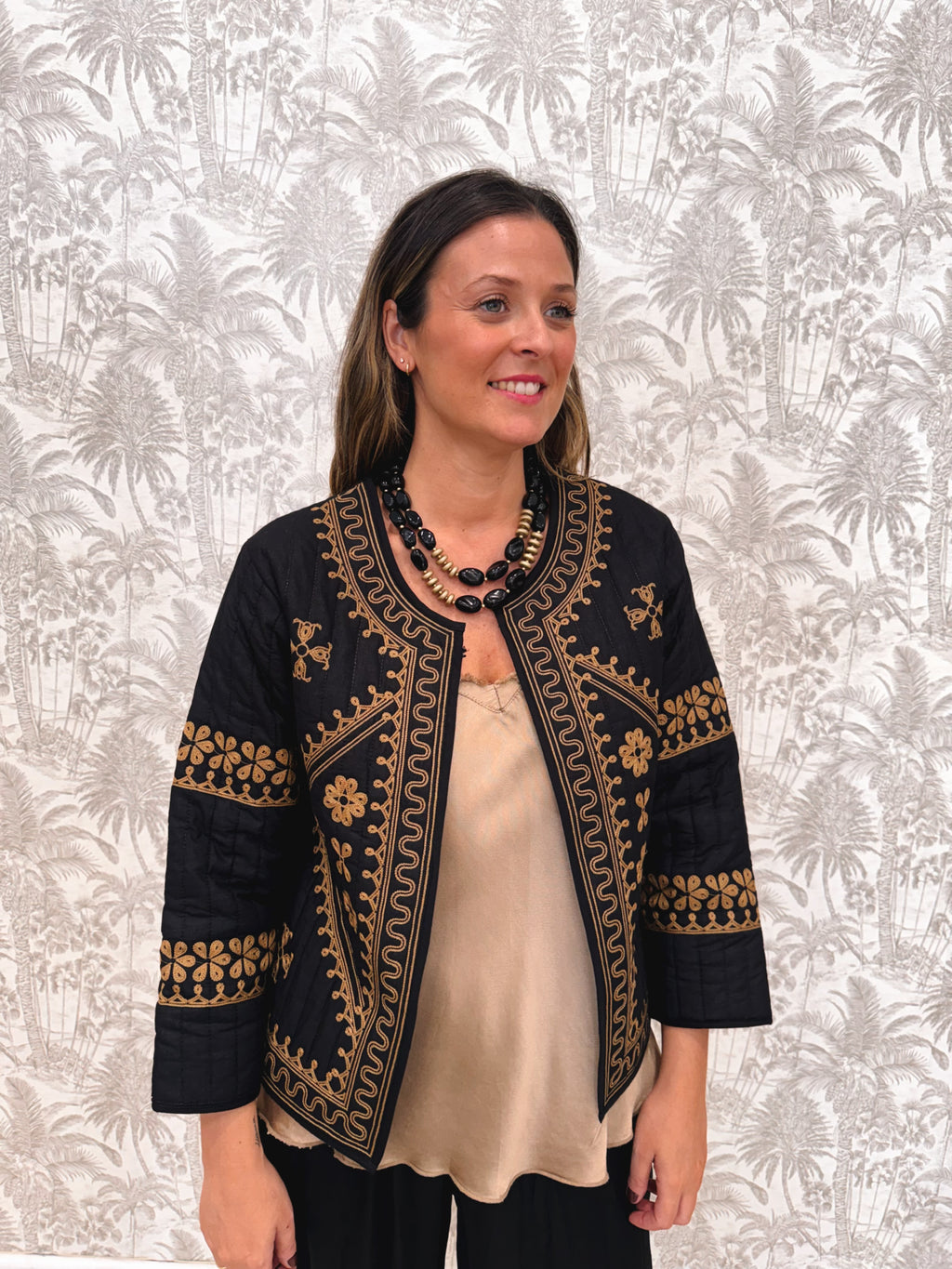 CHAQUETA ACOLCHADA NEGRA BORDADO TOPO