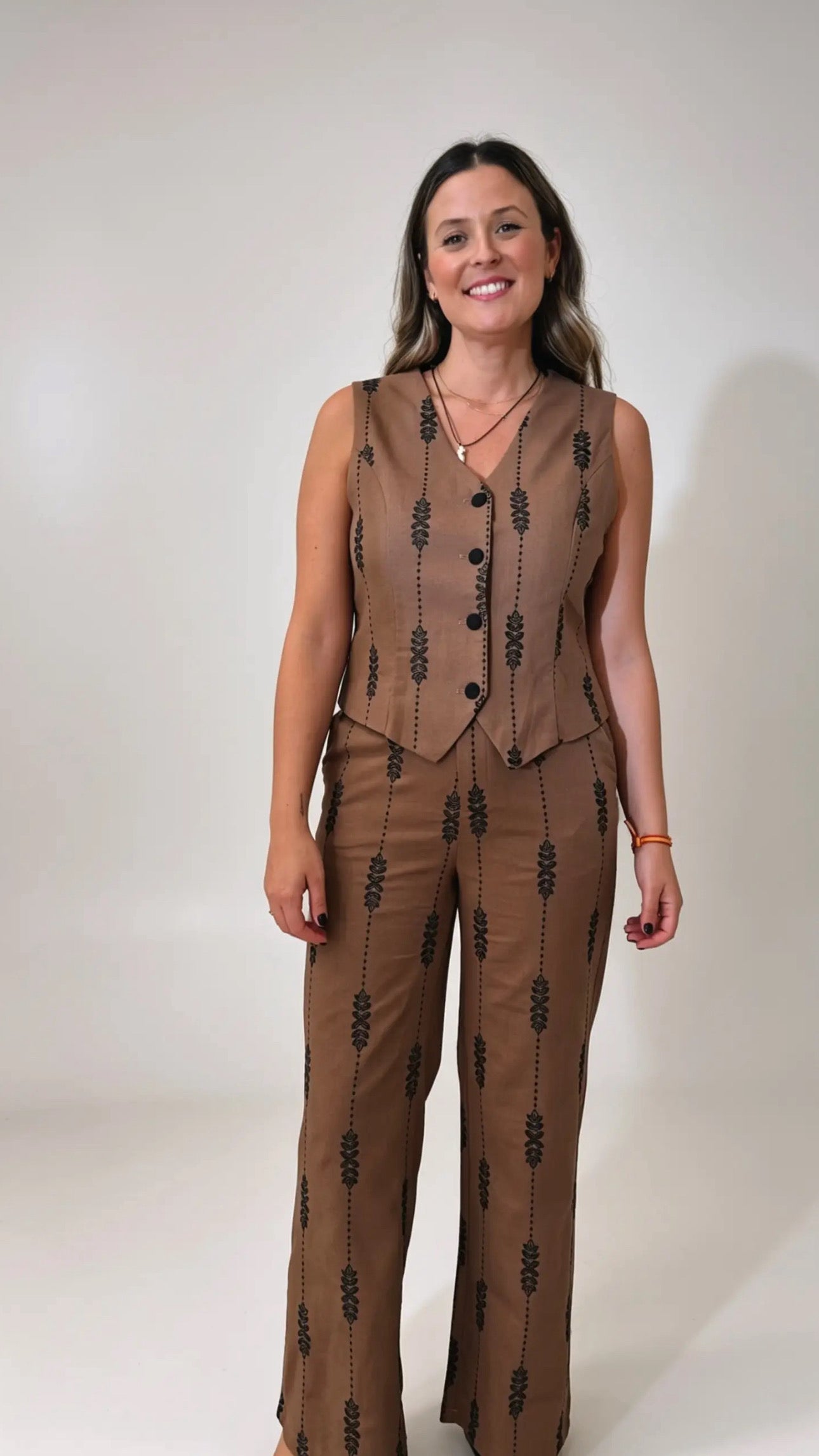PANTALÓN A CONJUNTO CHALECO BORDADO ESPIGA