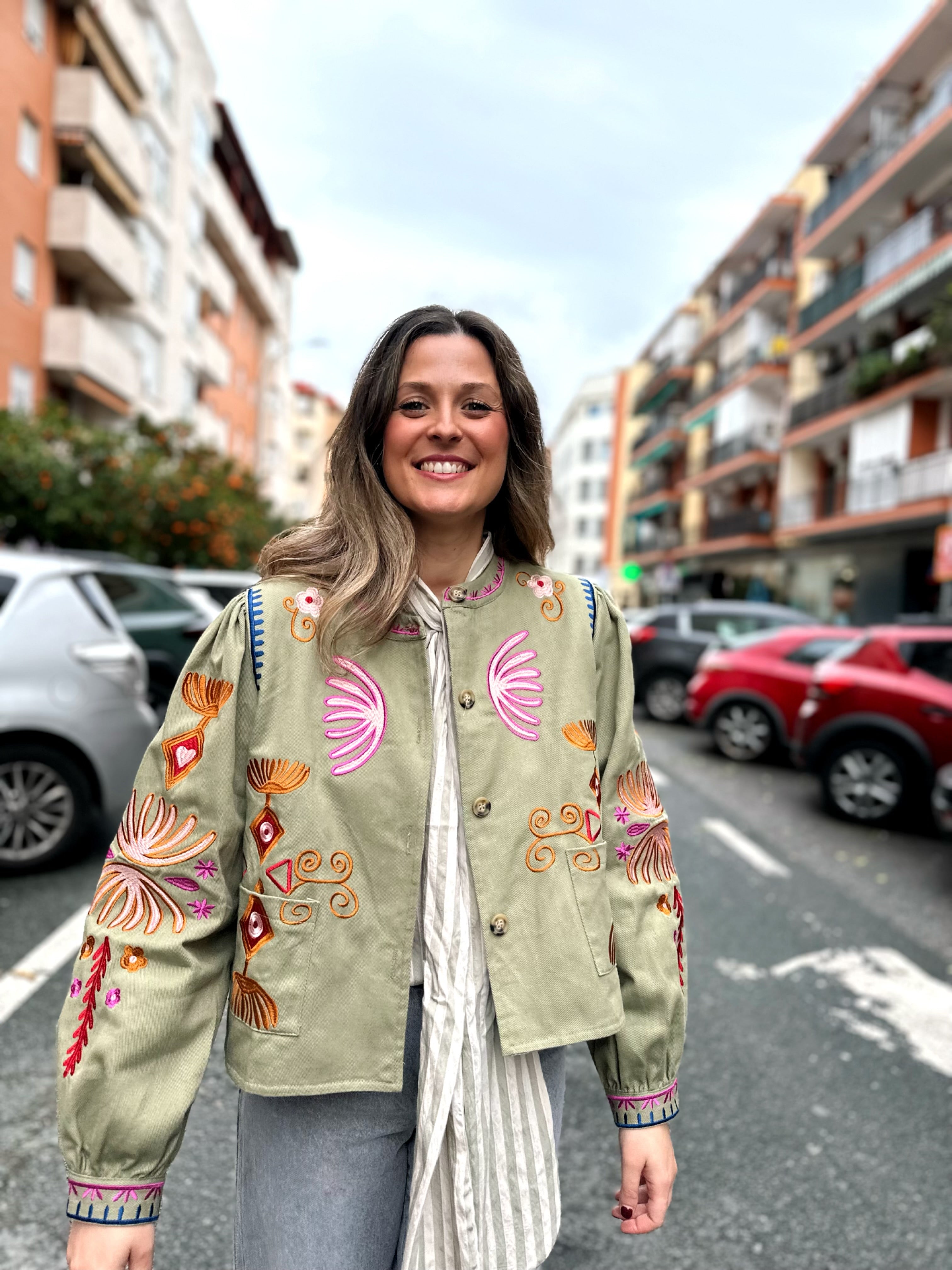 CHAQUETA BORDADA BOLSILLOS