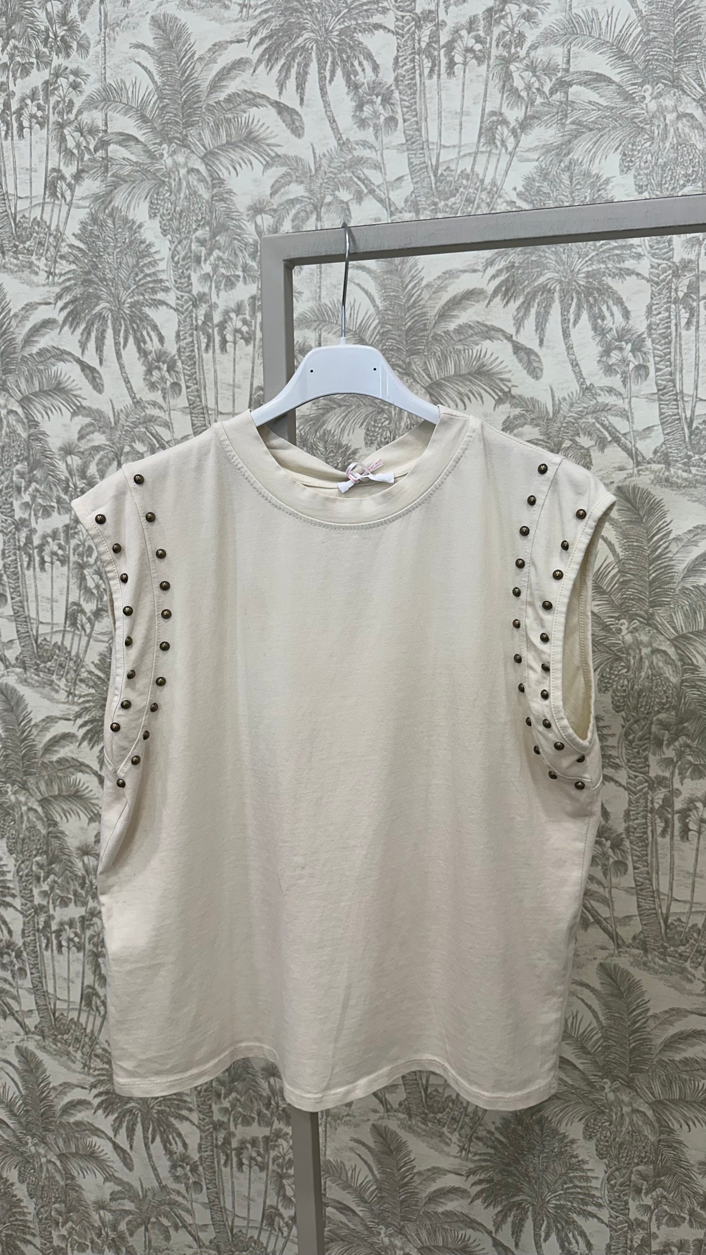 CAMISETA TACHUELAS SISA
