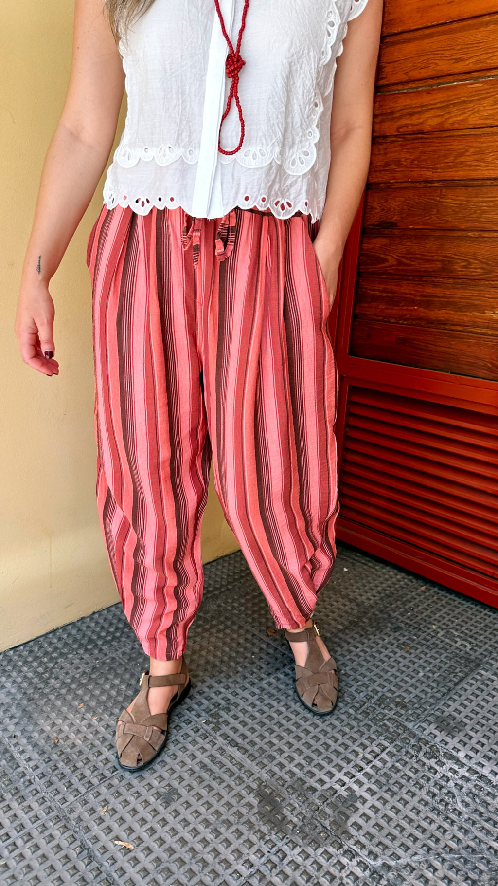 PANTALÓN BOMBACHO RAYAS BOTON BAJO