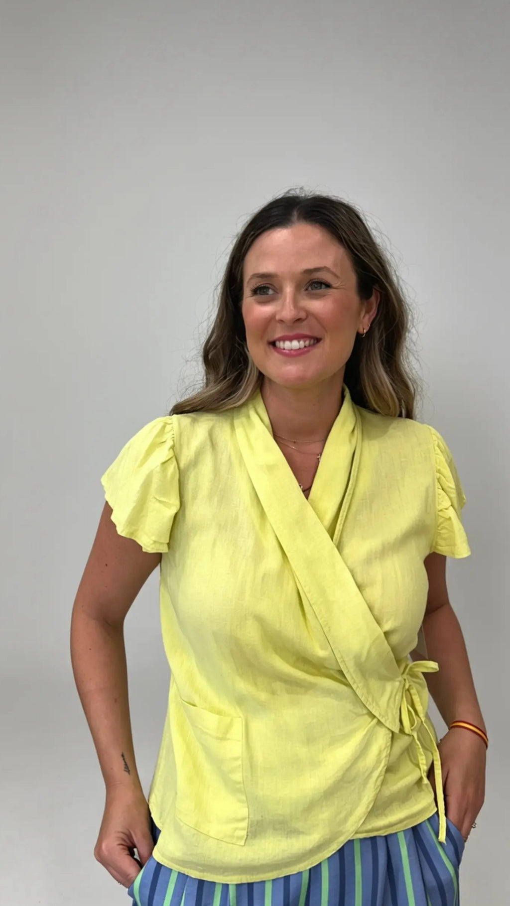 BLUSA CRUZADA ESTILO CHAQUETA MANGA CORTA