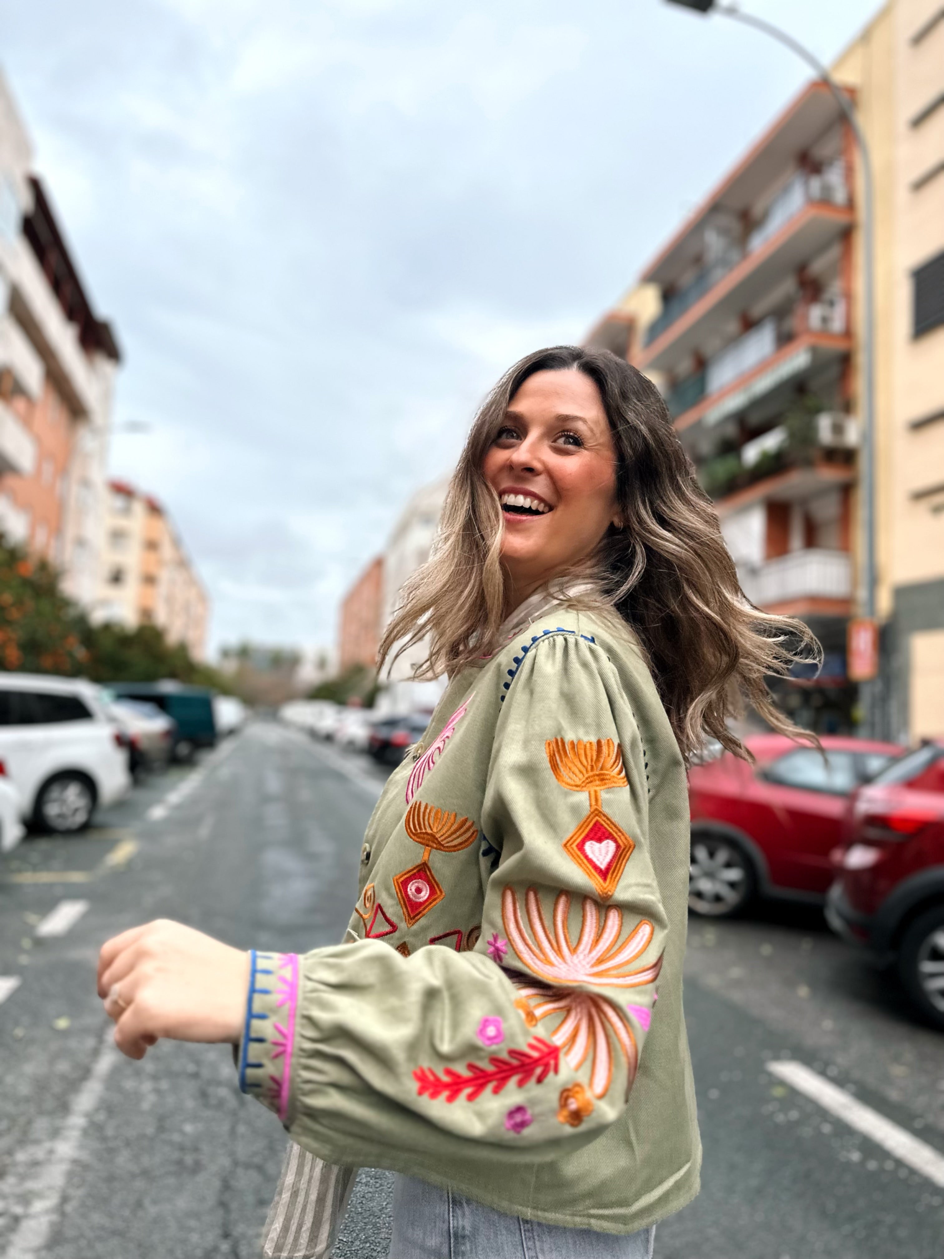 CHAQUETA BORDADA BOLSILLOS