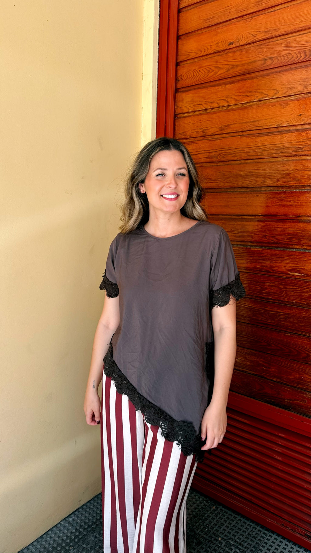 BLUSA ASIMETRICA ENCAJE MANGA CORTA