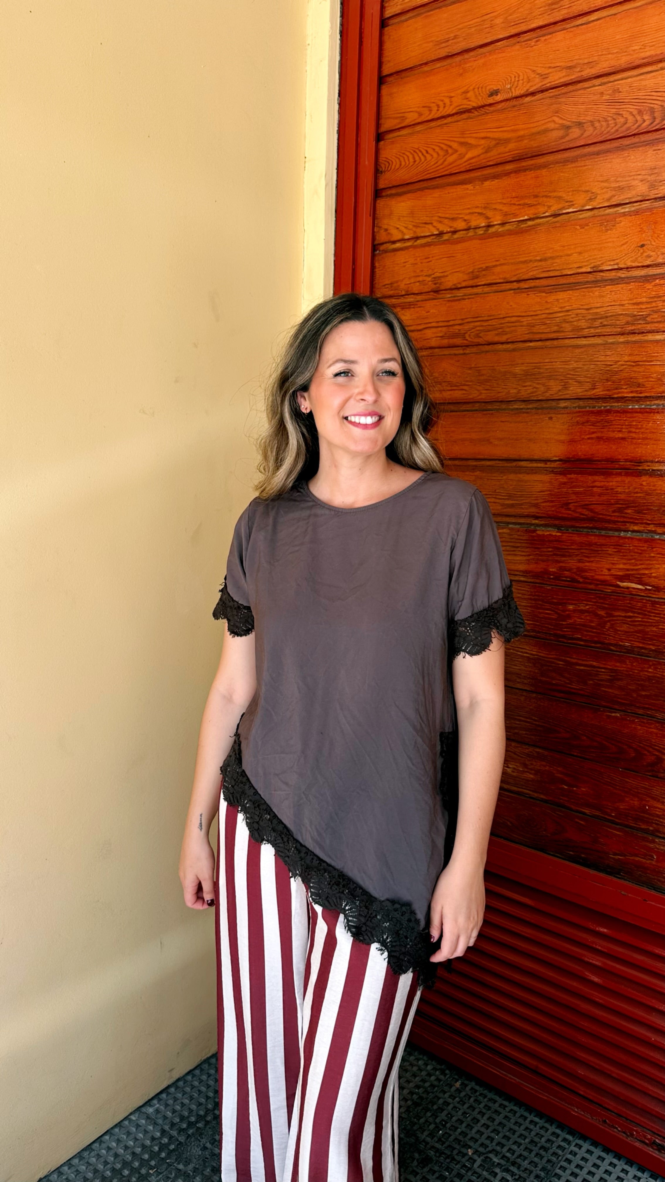BLUSA ASIMETRICA ENCAJE MANGA CORTA